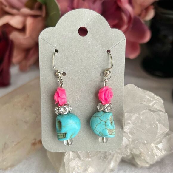 Howlite Scull Day Of the Dead Halloween Dangle Earrings - Picture 5 of 6